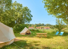 Camping de Salviac Lot et Garonne Frankrijk Bell tent en tipitent Camping de Salviac 30pluskids
