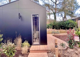 Boslodge Grasmus in Nunspeet op de Veluwe Gelderland Nederland zijkant huis Boslodge Grasmus 30pluskids