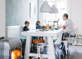 Buitenlust in Zeeland, Nederland familytime aan tafel Vakantiehuis Buitenlust 30pluskids