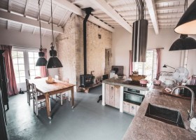 La Vie a la Campagne in St Etienne de Villereal in de Dordogne Frankrijk woonkamer kleine huis Maison La Vie à la Campagne 30pluskids