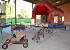 Domaine Las Brugues in de Aude, Zuid-Frankrijk 03 speelschuur Las Brugues 30pluskids