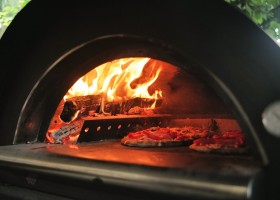 Camping Domaine Le Peyral Herault Zuid-Frankrijk Pizza Camping Domaine le Peyral 30pluskids