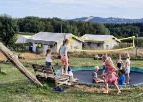 Le Petit Montperroux in de Bourgogne Frankrijk trampoline Camping Le Petit Montperroux 30pluskids