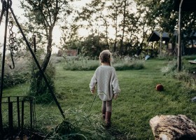 BoerenBed TaarTenTuin in Aarlanderveen Zuid-Holland Nederland meisje BoerenBed TaartTenTuin 30pluskids