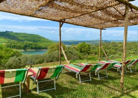 Casa Glamping Sorriso in Umbrie Italie interieur ligstoelen Casa & Glamping Sorriso 30pluskids