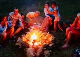 La Douce France in de Gers, Frankrijk kampvuur Domaine la Douce France 30pluskids