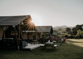 Camping Sempreverde in Le Marche, Italie safaritenten met zon Camping Sempreverde 30pluskids
