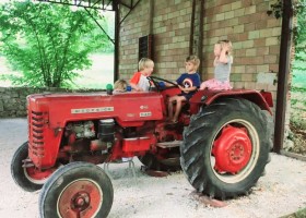 Domaine du Merlet in de Lot-et-Garonne, Frankrijk kids op tractor Domaine du Merlet 30pluskids