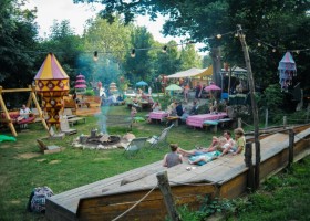 Camping Domaine Le Peyral Herault Zuid-Frankrijk terras met kampvuur Camping Domaine le Peyral 30pluskids