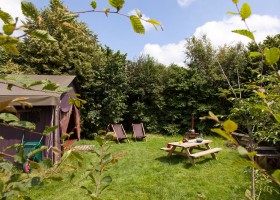 Boerenbed Hoeve Zeeland Nederland tent met tuin BoerenBed Hoeve Zeeland 30pluskids