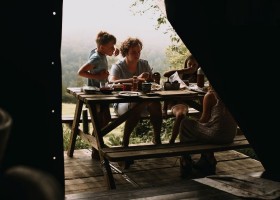 Boerenbed Rochefort en Ardenne in Belgie aan de picknicktafel BoerenBed Rochefort en Ardenne 30pluskids