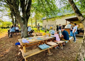 Glamping Auvergne Frankrijk table d'hotes Glamping Auvergne 30pluskids