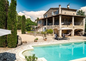 Gite le Bel Endroit in de Ardeche, Frankrijk 3. Hoofdfoto huis met zwembad Gîte Le Bel Endroit 30pluskids