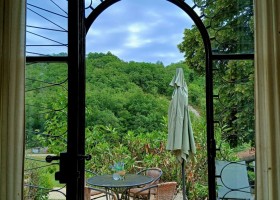 Font Neuve tussen Lot en Dordogne Frankrijk doorkijkje naar terras Font Neuve 30pluskids