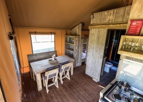 Tendi op Camping l'Olivigne in Bize-Minervois, Frankrijk tent binnen Tendi op camping de l'Olivigne 30pluskids