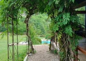 Font Neuve tussen Lot en Dordogne Frankrijk pad naar zwembad Font Neuve 30pluskids