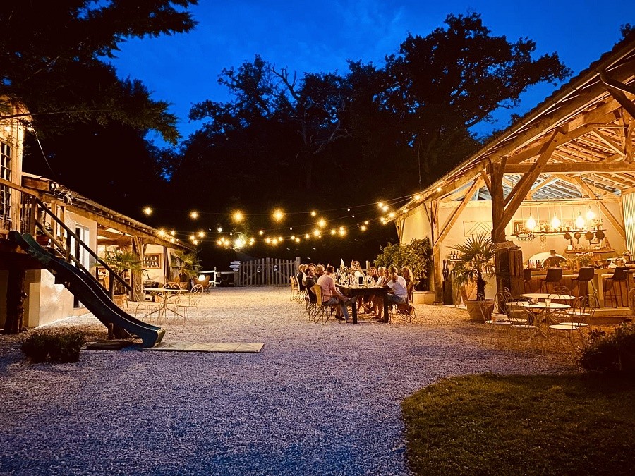 Domaine La Douce France in de Gers, Midi-Pyrenees, Frankrijk terras avond