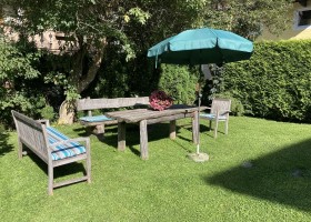 Haus Standlgut in Rauris, Oostenrijk zitje tuin Haus Standlgut 30pluskids