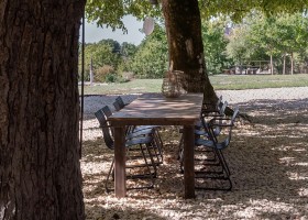 Domaine Le Cariol in de Dordogne, Frankrijk tafel onder boom landscape Krista Brockbernd fotografie-0324 Domaine Le Cariol 30pluskids