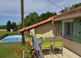Domaine Las Brugues in de Aude, Zuid-Frankrijk 14 uitzicht vanaf terras gite Las Brugues 30pluskids