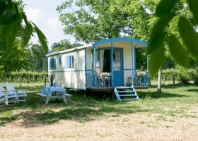 Domaine La Terrasse in de Auvergne, Frankrijk pipowagen  Camping Domaine La Terrasse 30pluskids