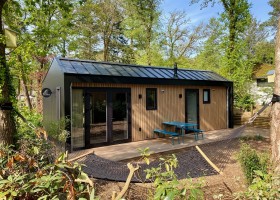 Boslodge Grasmus in Nunspeet op de Veluwe Gelderland Nederland buitenkant huis 2 Boslodge Grasmus 30pluskids