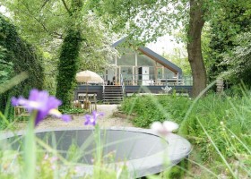 Ory aan Zee in Egmond aan Zee, Nederland Duinlodge trampoline Ory aan Zee 30pluskids
