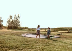 BoerenBed De Kalverweide in Kallenkote, Nederland trampoline BoerenBed De Kalverweide 30pluskids