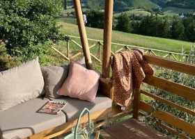 Agriturismo Camping Vista San Vicino Le Marche Italie glampingtent buitenzitje Agriturismo Vista San Vicino 30pluskids