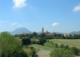 Camping Vista SanVicino in Le Marche, Italie uitzicht op Apiro Agriturismo Vista San Vicino 30pluskids