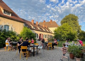 Chateau des Edelins in de Auvergne, Frankrijk terras Chateau des Edelins 30pluskids