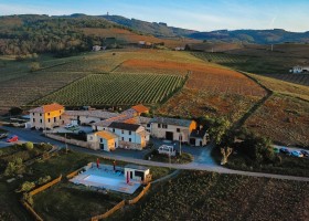 Domaine Lachat in de Rhone-Alpes, Frankrijk overzicht wijnboerderij avond Domaine Lachat 30pluskids