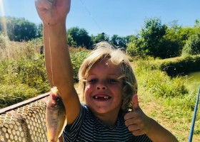 La Douce France in de Gers, Frankrijk jongetje met vis Domaine la Douce France 30pluskids