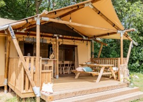 Camping Le Pech Charmant in de Dordogne, Frankrijk safaritent voorzijde 2 Camping Le Pech Charmant 30pluskids