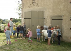 Le Petit Montperroux in de Bourgogne Frankrijk paarden borstelen Camping Le Petit Montperroux 30pluskids