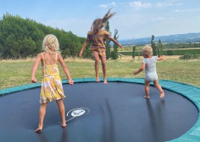 Domaine de la Bade in de Aude, Zuid-Frankrijk trampoline Domaine de la Bade 30pluskids