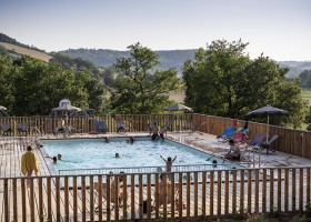 Camping Huttopia Cordes sur Ciel, Frankrijk zwembad Camping Huttopia Pays de Cordes sur Ciel 30pluskids