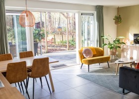 Vakantiehuis Vliegend Hert op de Veluwe, Nederland woonkamer uitzicht tuin Vakantiehuis Vliegend Hert 30pluskids