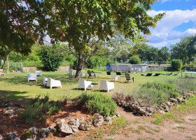 Domaine La Terrasse in de Auvergne, Frankrijk tuin Camping Domaine La Terrasse 30pluskids