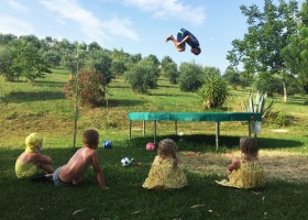 Villa Bussola in Le Marche, Italie trampoline 2 Agriturismo Villa Bussola  30pluskids