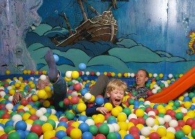 Bosvillapark Eureka in Twente, Nederland ballenbak Villapark Eureka 30pluskids
