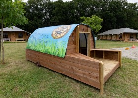 Glamping De Bosweide in Alphen, Noord-Brabant, Nederland speeltent Glamping de Bosweide 30pluskids