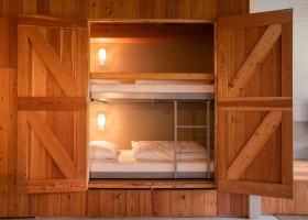 Droste's Boerderijlodges Vrielinck Hezingen, Nederland bedstee Droste's Boerderijlodges Hezingen 30pluskids