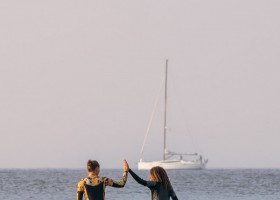 Laguna Beach Family Camps Öland, Zweden High five op water Laguna Beach Family Camps Öland 30pluskids