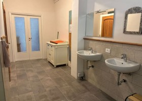 Agriturismo Camping Vista San Vicino Le Marche Italie Wastafels + commode - kopie Agriturismo Vista San Vicino 30pluskids