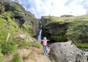 Senja Reizen Avontuurlijke vakantie IJsland met kinderen meisje-voor-waterval-ijsland Avontuurlijke vakantie IJsland met kinderen 30pluskids