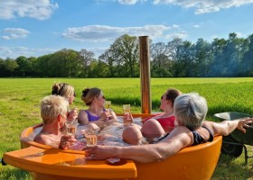 Landrijk De Reesprong in Twente, Nederland genieten in de hottub Landrijk de Reesprong 30pluskids