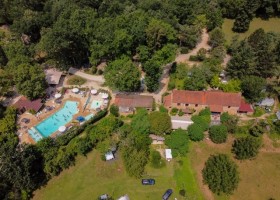 Camping Le Pech Charmant in de Dordogne, Frankrijk camping van bovenaf Camping Le Pech Charmant 30pluskids