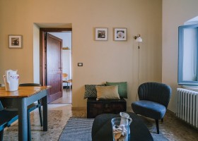 Agriturismo Angeli Sognanti in Le Marche, Italie Oliva woonkamer en doorkijkje Agriturismo Angeli Sognanti 30pluskids