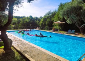 Pian della Bandina in Umbrie, Italie spelen in zwembad La Casa dei Contadini 30pluskids